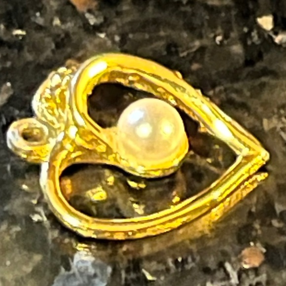 Yellow Gold Heart-Shaped Pendant with White Center Pearl - Picture 5 of 10